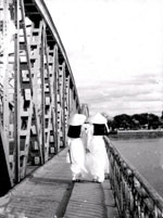 Sa�gonnaises sur un pont sur le M�kong