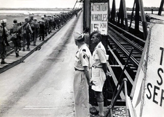 Passage des troupes françaises sur le pont Paul Doumer Hanoi