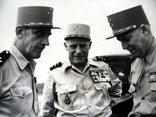 Les Généraux Bondis et Salan, à droite le Maréchal Juin 1953