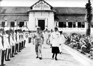 Le Général Salan passant en revue la garde royale du Laos