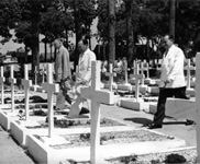 Monsieur Letourneau dans un cimetière militaire en Indochine