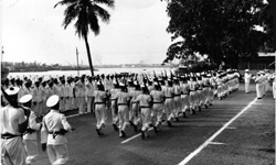 Défilé des marins français au bord de la rivière Saigon