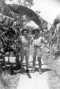 Maurice Gondre et Pierre Renaud dans le village de Khan Hoi