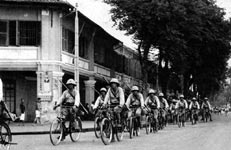 Soldats Japonais à bicyclettes dans Saïgon