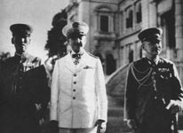 L'Amiral Decoux et deux officiers japonais