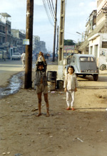 Enfants dans une rue de Saïgon 