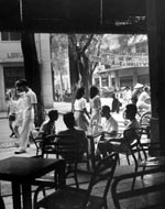 La terrase d'un café de Saïgon