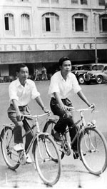 Cyclistes devant l'Hôtel Continental de Saïgon