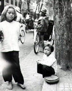 Enfants dans la rue Catinat