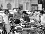 Jeunes gens en 1967 avec des Mobylettes à Saïgon