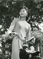 Vietnamienne avec un velosolex 330
