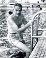 Henry Cabot Lodge dans la piscine du CSS Saïgon 1966
