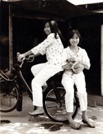 Jeunes Filles sur un Solex 3800 Saigon