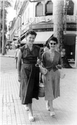 Femmes devant le magasin Nouveautés Catinat Saïgon
