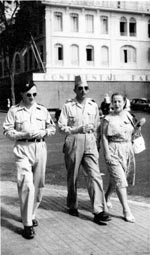Au centre le Commandant Ourta Saigon mars 1952