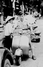Soldat français en scooter Vespa Saigon septembre 1953