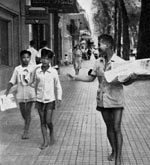 Vendeur de journaux dans la rue Catinat Saigon 1950