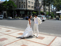 Scenes de photos de mariage devant le Theatre Mucicipal de Ho Chi Minh 2009