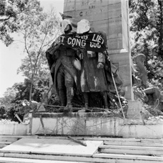 La demolition du monument aux morts apres le 29 juillet 1964 Saïgon