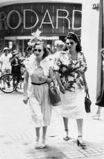 Femmes devant Brodard Saigon septembre 1950