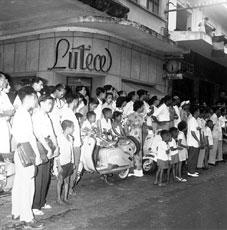 Foule Vietnamienne 183 rue Catinat Saïgon 1956