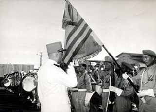 Le général Jacquot embrasse le drapeau vietnamien 1956