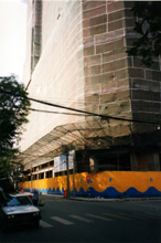 Destruction de l'immeuble du Magasin Courtinat en 1998 Saigon