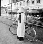 Femme Vietnamienne et son vélo Manufrance