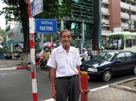 Alphonse sur une des dernères rues de Saïgon portant un nom français