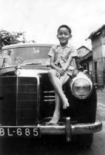 Enfant sur une Mercedes Sa�gon