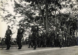 Défilé des parachutistes et des légionnaires le 27 avril 1947 à Saïgon