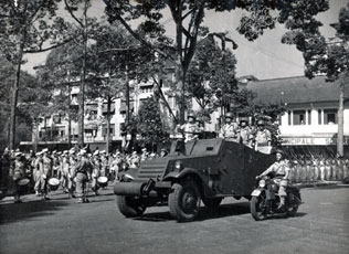 Défilé rue Catinat Corps Expéditionnaire Français en Extrême-Orient (C.E.F.E.O.)