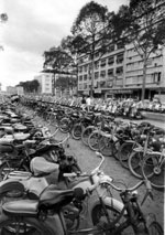 Les cyclomoteurs sur le boulevard Bonard Saigon