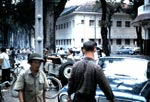 Soldats vietnamiens près du Parlement (ex-Théâtre) Saïgon